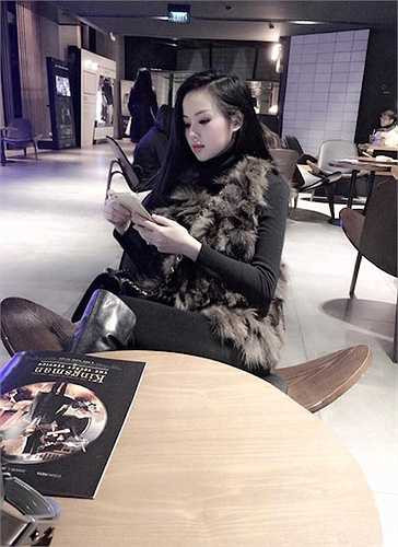 Sau khi kết hôn, Tâm Tít hiếm khi xuất hiện trong các hoạt động giải trí mà ở nhà dưỡng thai chào đón đứa con đầu lòng. 