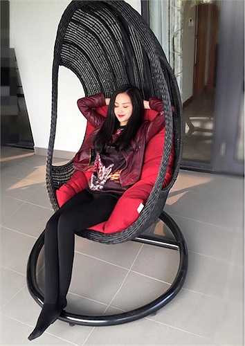 Theo những hình ảnh cô chia sẻ trên trang cá nhân, Tâm Tít có một cuộc sống khá nhàn rỗi và 'sang chảnh'. 