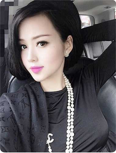 Tâm Tít thường xuyên chia sẻ những chuyến du lịch, đi chơi bằng xế hộp hạng sang. 