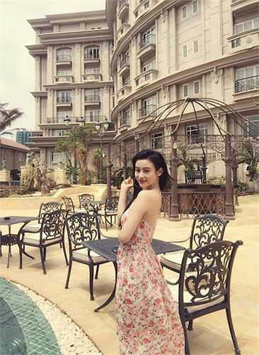 Cô thường xuyên xuất hiện với nhan sắc kiều diễm, mặn mà và lộng lẫy ở mọi lúc mọi nơi. 