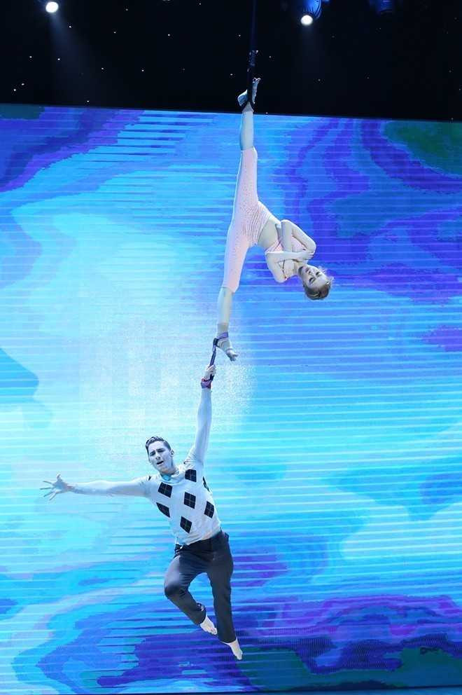 Màn treo người trên không ngoạn mục và đầy mạo hiểm của Angela Phương Trinh trong đêm chung kết khiến nhiều người thán phục.