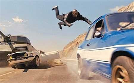 Trong cảnh phim hoành tráng nhất Fast & Furious 6 khi cả nhóm Dom chiến đấu cùng xe tăng trên đường phố, Brian đã lái xe cứu Roman trước khi anh này bị xe tăng nghiến nát.