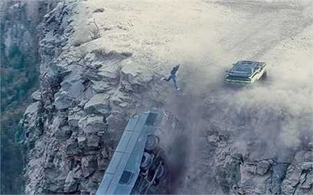 Một cảnh hành động đáng nhớ nữa của Paul Walker trong phần 7 khi nhảy ngược ra được khỏi chiếc xe bus đang lao xuống vực. 