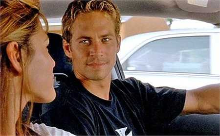 Brian nhìn Monica (Eva Mendes) đắm đuối trong 2 Fast 2 Furious.