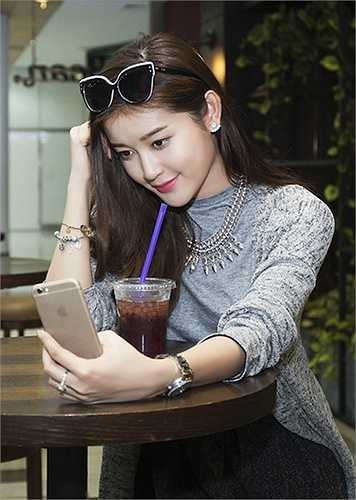 Trong lần vào TP.HCM tham gia một sự kiện vừa rồi, cô cũng chỉ đi cafe một mình sau khi event kết thúc. 