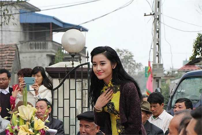 Những hành động đẹp của Á hậu giúp cô lấy lại hình ảnh trong mắt công chúng. 