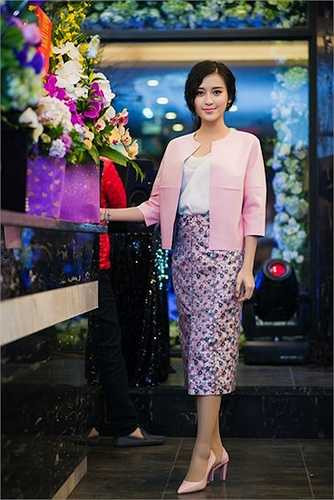 Sau sóng gió qua đi, cô chỉ tập trung đi làm từ thiện và dự event.