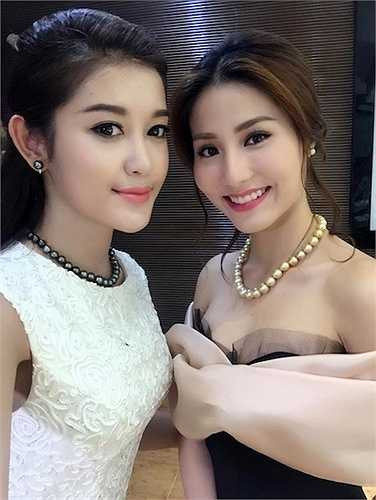 Huyền My cũng khá cẩn thận trong cách lựa chọn trang phục kín đáo.