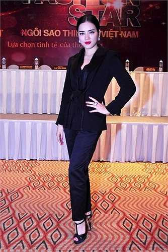 Áo Alberta Feretti giá 3.000 USD (63 triệu đồng), quần Tsumori giá 350 USD (7 triệu đồng), bông tai hiệu Graziella giá 10.000 USD (210 triệu đồng),nhẫn 22.000 USD (462 triệu đồng).