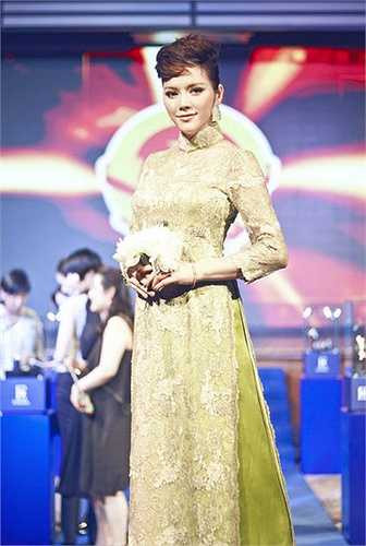 Đây là thiết kế của Shanghai Tang – một NTK người Hong Kong dành tặng riêng cho Đại sứ du lịch Việt Nam.