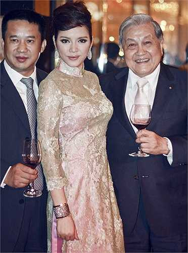 Lý Nhã Kỳ đã nhận được những lời khen tặng không ngớt bởi vẻ đẹp kín đáo nhưng vẫn cực kì quyến rũ..