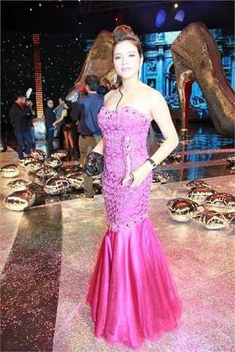 Hay một trang phục khác với tổng trị giá từ váy, nhẫn, clutch... mà theo Lý Nhã Kỳ tiết lộ, lên đến 12 tỷ đồng.