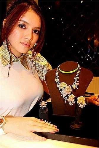 Cùng ngắm những bộ kim cương đắt giá của Lý Nhã Kỳ: