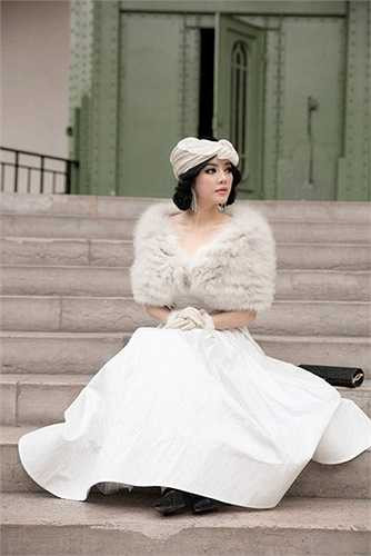 Chiếc váy màu trắng của thương hiệu Maticevski kết hợp cùng khăn lông, găng tay kiểu cách của Elcom Fur.