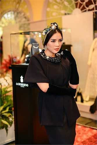 Trâm cài hàng hiệu Paolo Piovan có giá 15000 USD; Áo Tsumori Chisato 1500 USD; Váy Alexis Mabille 750 USD. Như vậy, với bộ trang phục này, Lý Nhã Kỳ đã chi ra khoảng 3,7 tỷ đồng.