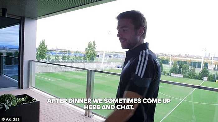 Một sân bóng mini nhỏ và một không gian mở cho các cầu thủ thư giãn