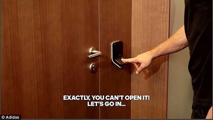 Đặc biệt, chỉ những chủ nhân của căn phòng mới vào được bên trong nhờ công nghệ cảm biến vân tay mà Real Madrid trang bị