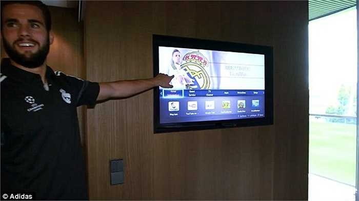 Thông tin cá nhân của các cầu thủ Real sẽ được hiển thị trên bảng điện tử ngay trong phòng.