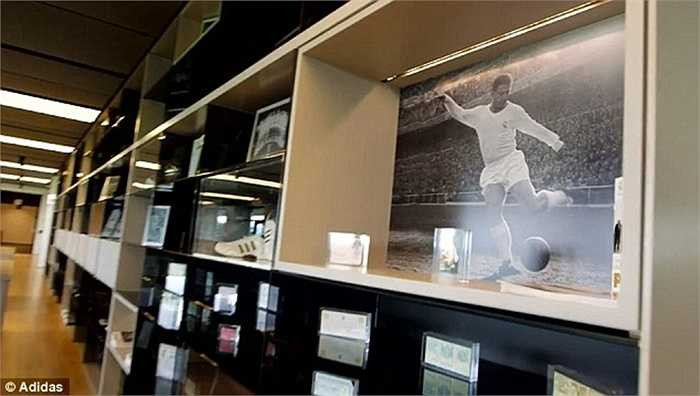 Phòng truyền thống của CLB với rất nhiều danh hiệu, kỷ vật của các huyền thoại... cũng được đặt tại trung tâm này