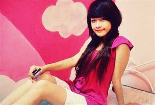 Sở hữu khuôn mặt xinh đẹp, dễ thương cùng tài năng chơi piano, Chi Pu được biết đến với hình tượng hot girl trong sáng.