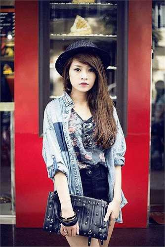 Phong cách ăn mặc, kiểu tóc và cách make up cũng khác rất nhiều so với trước đây. Chi Pu mạnh dạn thử sức với hình ảnh mới, cá tính và bụi phủi hơn.