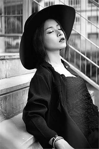 Không chỉ thế, Chi Pu còn thể hiện sự đa tài của mình qua bộ phim ngắn do chính mình và ekip tự sản xuất từ ý tưởng kịch bản cho tới tuyển chọn diễn viên, quay phim, hậu kỳ…