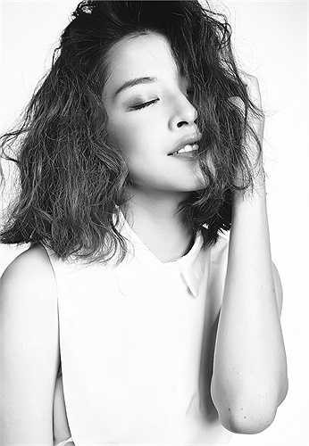 Không chỉ xinh đẹp hơn về ngoại hình, Chi Pu còn tỏ rõ tài năng, bản lĩnh thông minh và sự quyết đoán qua cách làm việc, ứng xử.