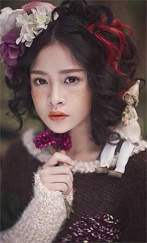 Sự thành công này thể hiện ngay vào thời điểm cuối năm 2014, cô nàng cũng đã 'tậu' cho mình chiếc xế hộp trị giá 2 tỉ như một phần thưởng cho những cố gắng nỗ lực suốt những năm vừa qua. 