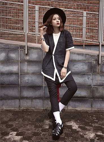 Và qua năm 2015, cô nàng đã tiếp tục phủ sóng mạnh mẽ hơn với truyền hình thực tế và các dự án phim đang chờ ngày ra mắt.