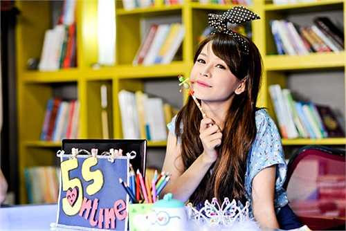 Cô bắt đầu thay đổi phong cách trang điểm và thời trang cá tính hơn trước. Những bộ váy ngọt ngào được thay thế bằng những bộ trang phục 'ngầu' hơn xưa.