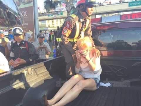 Cô nàng tóc vàng lái xe náo loạn thành phố Pattaya