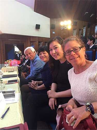 Ngô Phương Lan cùng các vị khách mời, đại diện cho nhiều ngành nghề, nhiều thế hệ trong một cuộc tọa đàm.