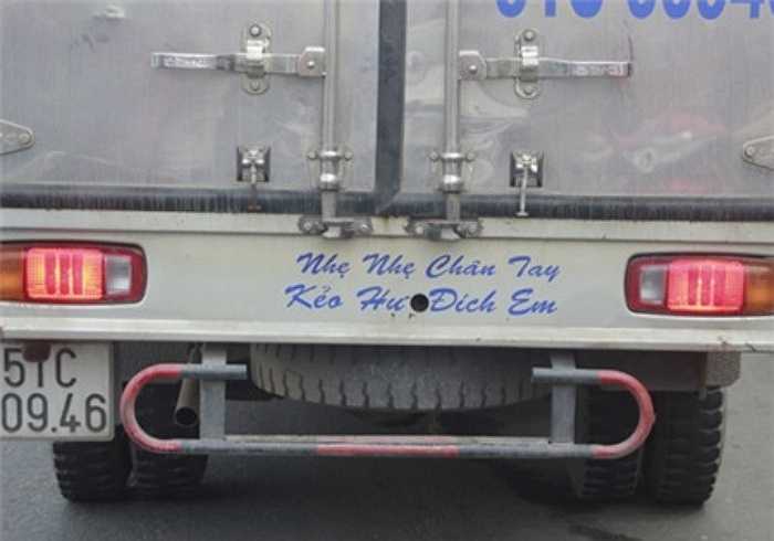 Bác tài viết lên sau xe ô tô câu nhắc nhở 'độc', hài hước để xe sau cẩn thận không tông vào đuôi xe mình.