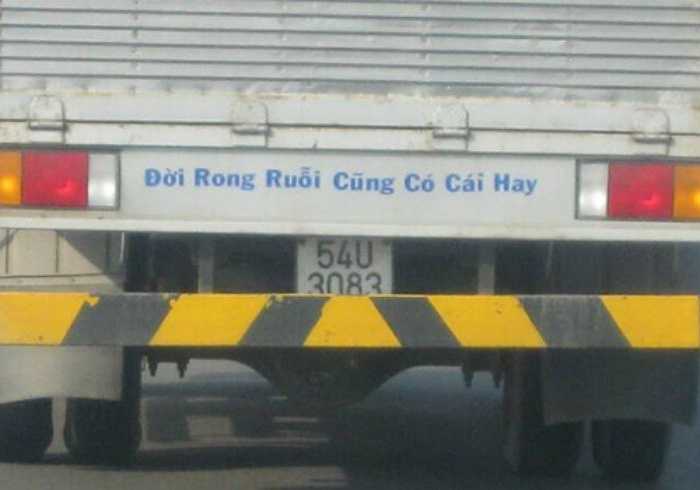 Với khẩu hiệu này, bác tài thể hiện là người ưa rong ruổi trên những nẻo đường.