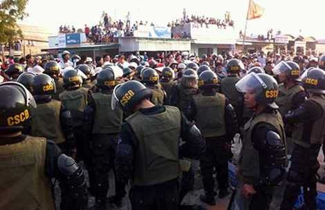 Dân chặn quốc lộ 1A: Đập phá khách sạn, làm hư hỏng ô tô