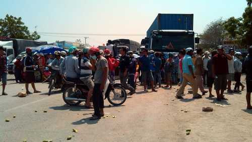 Dân tạo tường lửa chặn Quốc lộ 1, hàng nghìn xe kẹt cứng