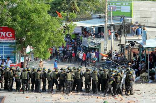 Dân tạo tường lửa chặn Quốc lộ 1, hàng nghìn xe kẹt cứng