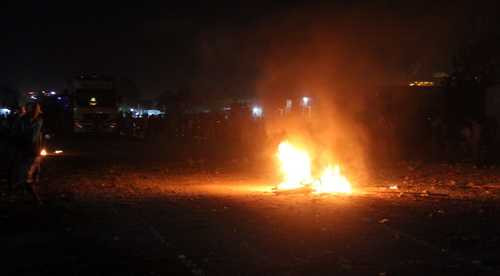 Dân tạo tường lửa chặn Quốc lộ 1, hàng nghìn xe kẹt cứng