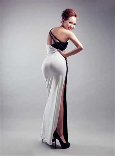 Dù chỉ cao dưới 1m60 nhưng cô có vóc dáng rất cân đối, gợi cảm và một khuôn mặt đẹp. 