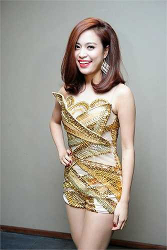 Hoàng Thùy Linh luôn biết che giấu khuyết điểm này bằng cách mặc những bộ jumpsuit ngắn, cân bằng lại tỷ lệ cơ thể. 