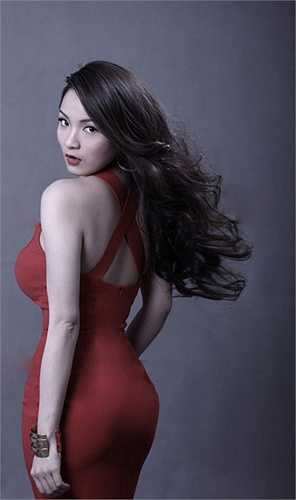 Cô có số đo vòng 1 vô cùng ấn tượng, hơn 100 cm. 