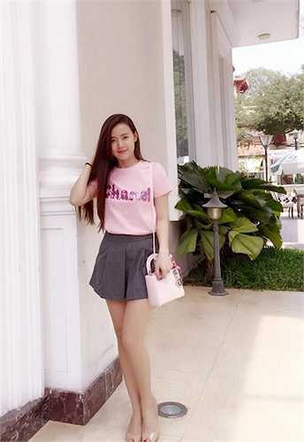 Midu được giới trẻ yêu mến và quan tâm không chỉ vì cô sở hữu khuôn mặt xinh xắn, trong trẻo mà còn bởi gu thời trang khá trẻ trung, hiện đại. 