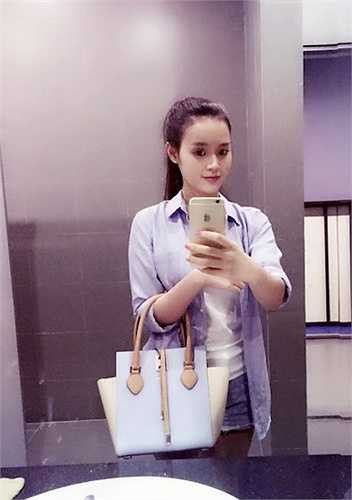 Midu từng chia sẻ chỉ thích mặc những trang phục đơn giản, thoải mái như quần jean, quần short và áo thun.