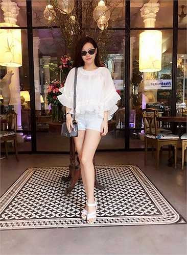 Phong cách thời trang trẻ trung, năng động và hiện đại của Midu. 