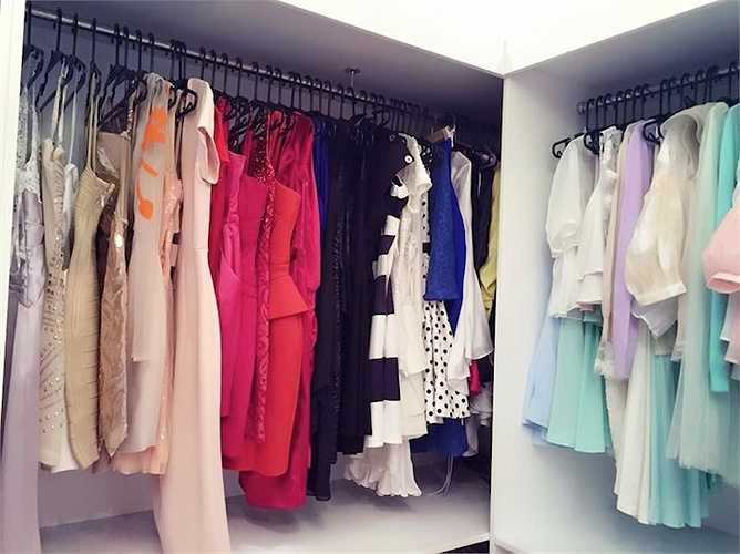 Midu viết: 'Tủ đồ váy áo thướt tha kim sa hột lựu, đầm dạ hội lệt phệt vậy thôi chứ ra đường là cứ sào áo thun và quần short thẳng tiến.'