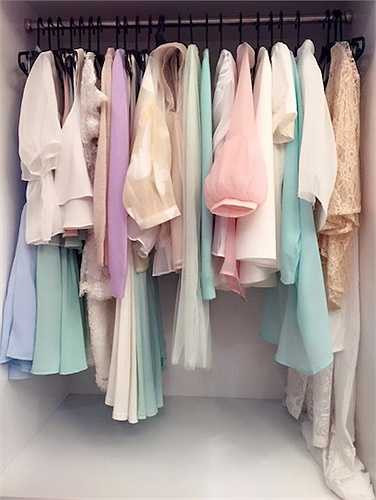 'Giày cao gót một đống nhưng chỉ thích mang dép hoặc đế xuồng cho thoải mái. Nên nhiều khi ai gặp ngoài đường cũng đừng thắc mắc sao hotgirl mà ăn mặc kì thế không có sang chảnh tí nào. Vì ... thích thế thôi' 