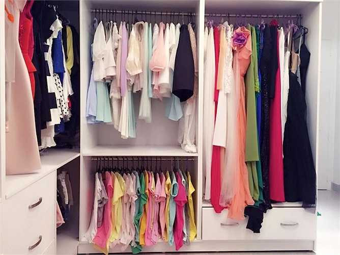Khá nhiều váy vóc, đầm dự tiệc màu sắc trong tủ đồ của Midu. 