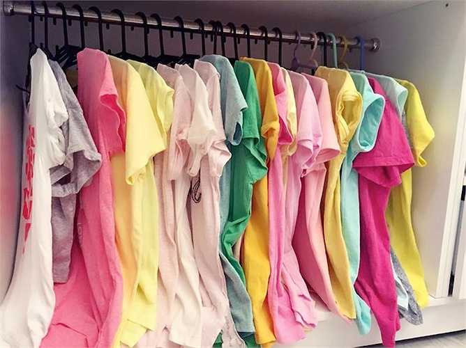 Áo thun đơn giản nhưng màu sắc bắt mắt, nổi bật chiếm diện tích khá lớn trong tủ đồ của cô nàng. 