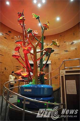 Không gian trưng bày về nguồn gốc sự sống được thể hiện thông qua ‘Cây tiến hóa sinh giới’, mẫu vật tái hiện lại thế giới tự nhiên từ khi sự sống bắt đầu được hình thành trên trái đất cách ngày nay gần 4 tỷ năm.