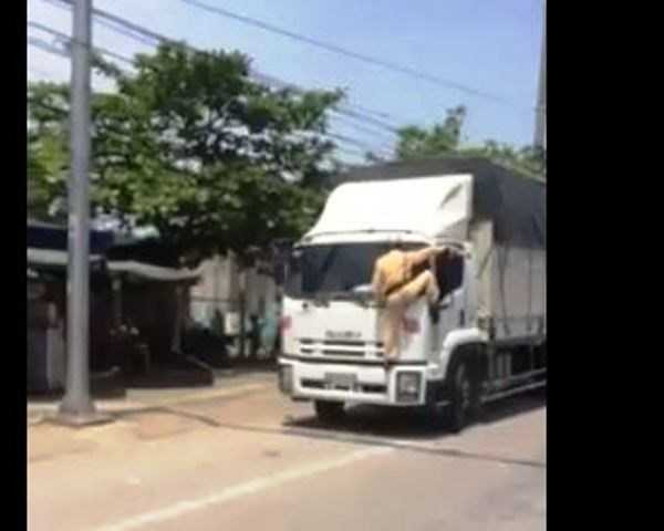 Lộ diện CSGT trong clip đu đầu xe tải yêu cầu tài xế dừng xe